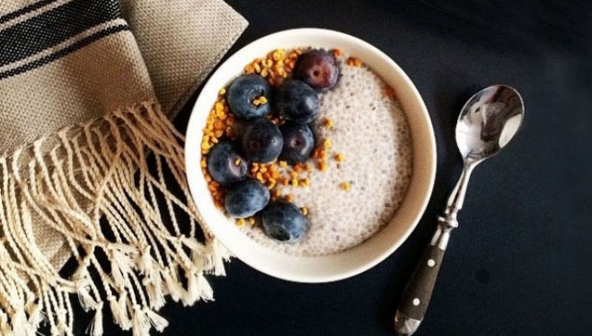 Recipe for chia seed pudding, topped with berries and bee pollen