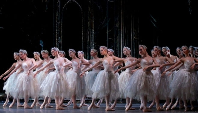 Dancers of the Royal Ballet in Swan Lake © ROH / Alice Pennefather, 2012