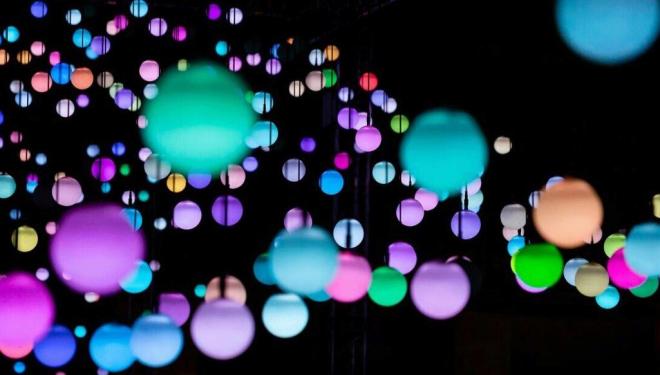 Immerse yourself in a luminous light installation