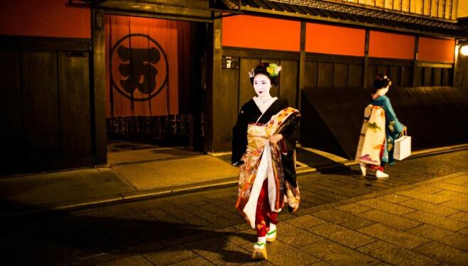  Maikos in Gion, Kyoto, Japan © Getty Images; Kimono: Kyoto to Catwalk, V&A