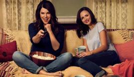 Lauren Graham and Alexis Bledel in Gilmore Girls, Netflix 