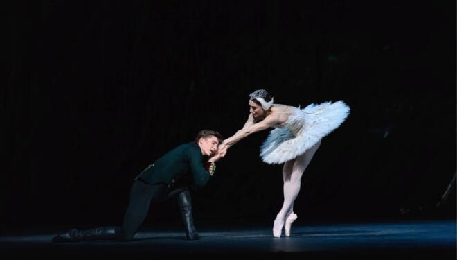 Marianela Nuñez as Odette, Vadim Muntagirov as Prince Siegfried in Swan Lake, The Royal Ballet, © ROH. Photo:  Bill Cooper.         