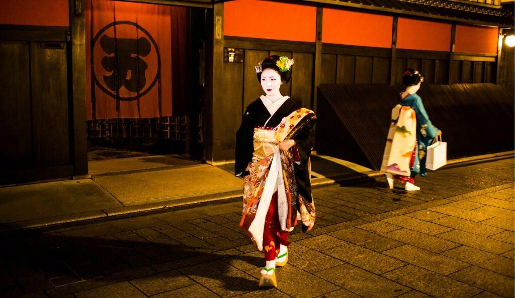 Maikos in Gion Kyoto Japan© Getty Images; Kimono: Kyoto to Catwalk, V&A