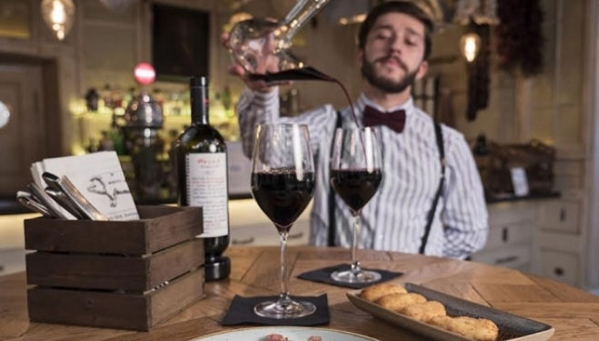 Wine tasting masterclass for members at Ibérica Victoria