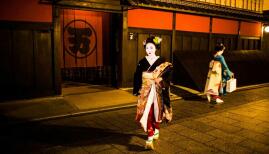  Maikos in Gion, Kyoto, Japan © Getty Images; Kimono: Kyoto to Catwalk, V&A