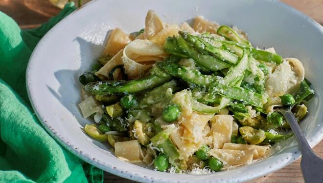 Recipe: fresh pasta with asparagus and wild garlic 