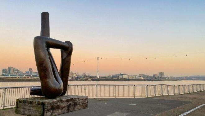 Gary Hume, Liberty Grip. Greenwich Peninsula. Photo: Adam Kaleta