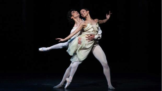 The Royal Ballet, César Corrales and Francesca Hayward © ROH 2021 Photo: Helen Maybanks