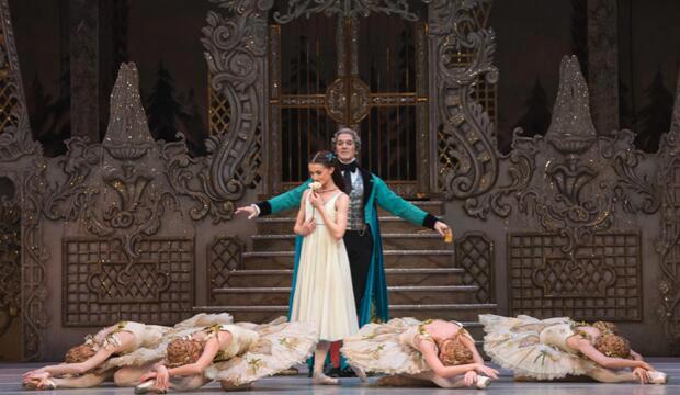 The Royal Ballet's Sumptuous Nutcracker up and running