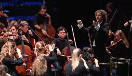 Nicholas Collon conducts Aurora Orchestra, who play from memory. Mark Allan