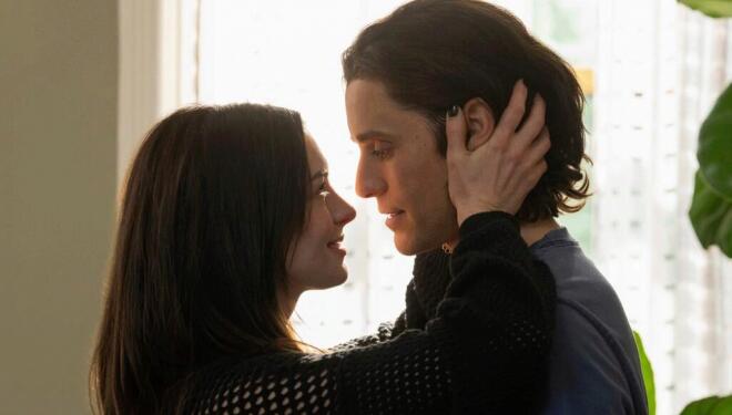 Anne Hathaway and Jared Leto in WeCrashed, AppleTV+ (Photo: Apple)