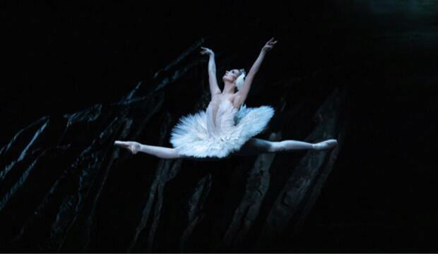 Lauren Cuthbertson as Odette in  The Royal Ballet Swan Lake © 2020 ROH. Photo Helen Maybanks
