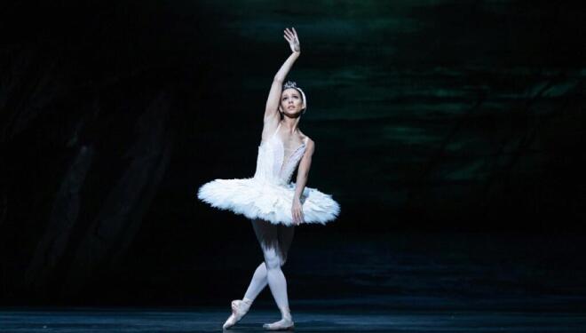 The Royal Ballet, Francesca Hayward in Swan Lake ©2020 ROH. Photo: Helen Maybanks