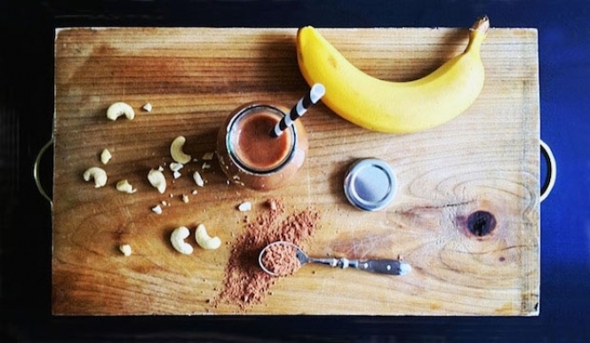 Recipe for Healthy Chocolate Smoothie: banana, cashews and cacao