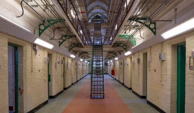 Inside – Artists and Writers in Reading Prison [STAR:5]