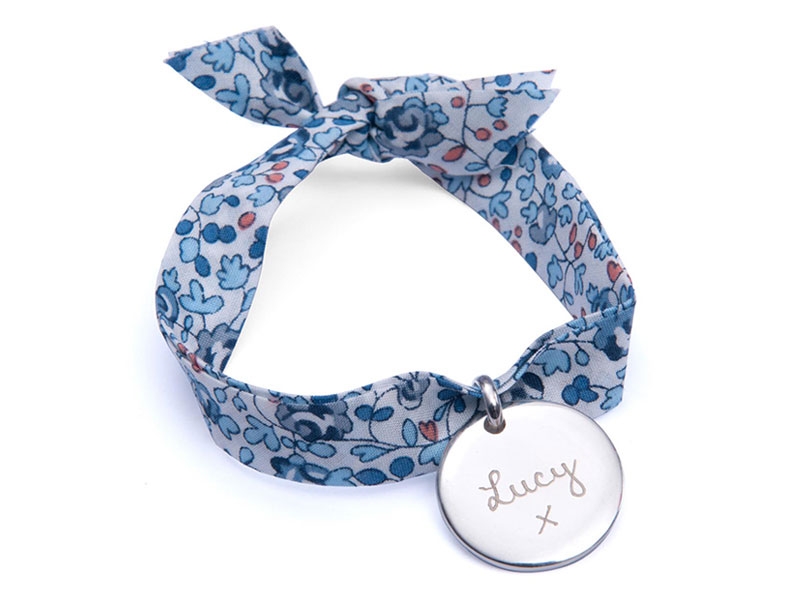 Charming: Liberty ribbon bracelet with engraved charm