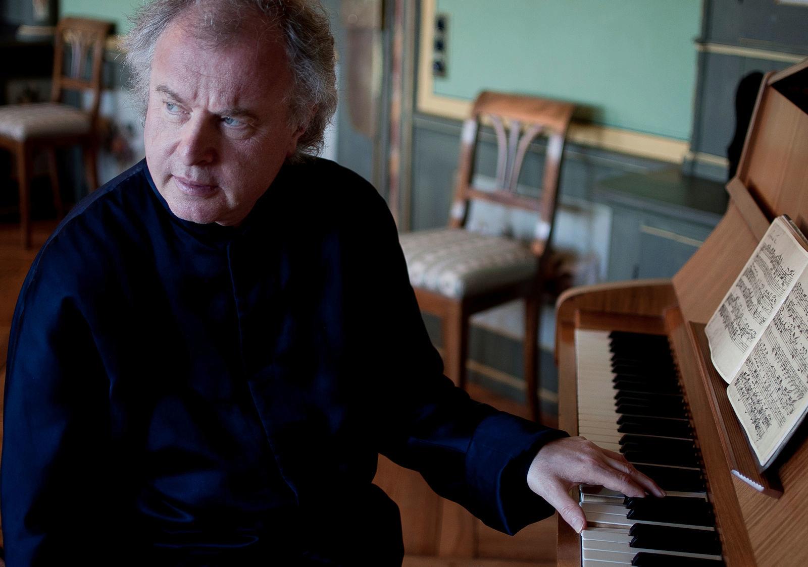 Andras Schiff plays Bach