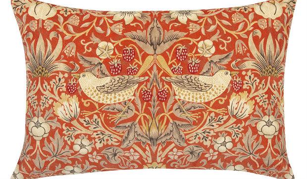 En vogue textiles: Morris & Co. Strawberry Thief Velvet Cushion