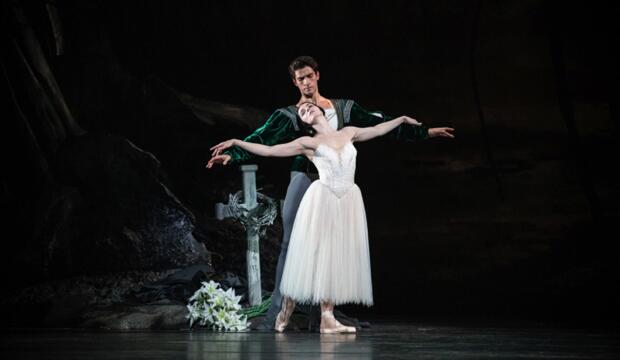 Natalia Osipova as Giselle, Reece Clarke as Albrecht in Giselle ˙© ROH 2021. Photo: Alice Pennefather
