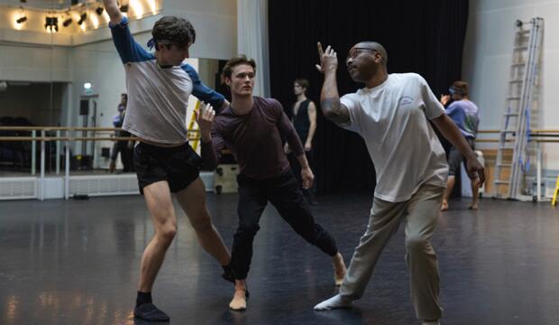Kyle Abraham in rehearsal with dancers of The Royal Ballet for The Weathering © 2022 ROH Photo: Andrej Uspenski