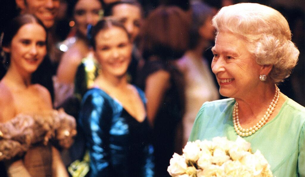 The Queen goes backstage at the Royal Ballet in 2002. Photo: Rob Moore/ROH