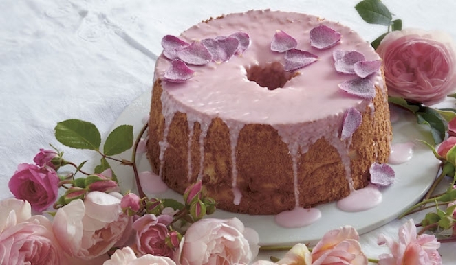 Cake Recipe: angel cake with rose, Photography ©Tessa Traegar