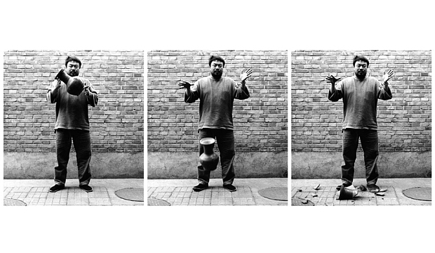 Dropping a Han Dynasty Urn, 1995, B/W-triptych (Image: Ai Weiwei)